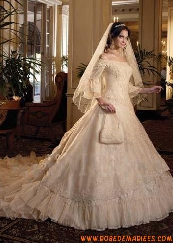 Robe de mariée de princesse avec longue traine robe-de-marie-de-princesse-avec-longue-traine-77_9