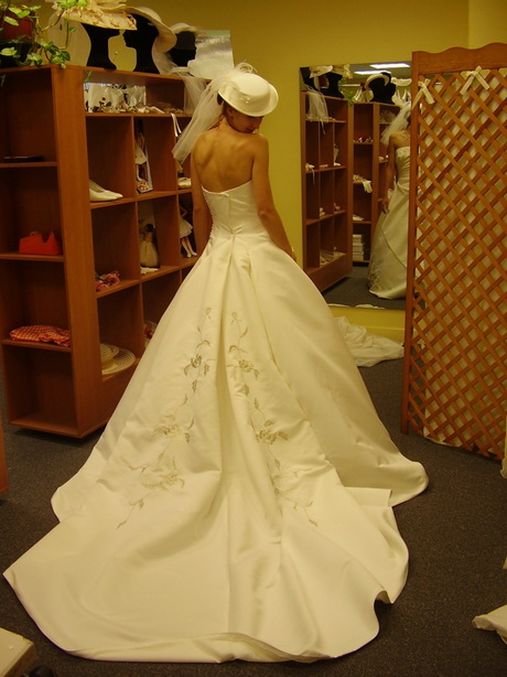 Robe de mariée avec chapeau robe-de-marie-avec-chapeau-11_13