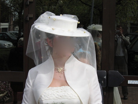 Robe de mariée avec chapeau robe-de-marie-avec-chapeau-11_17