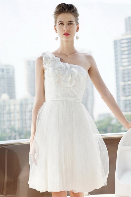 Robe blanche dentelle courte mariage robe-blanche-dentelle-courte-mariage-38_5