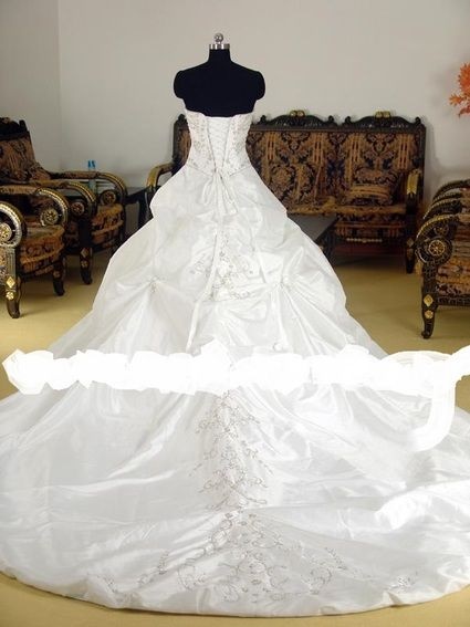Robe de mariée longue traine bustier robe-de-marie-longue-traine-bustier-90_7