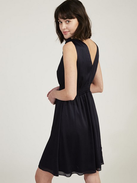 Robe noire courte cintrée robe-noire-courte-cintree-12_12