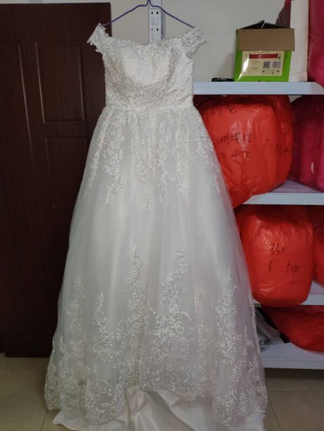 Robe de mariée rouge et blanche 2022