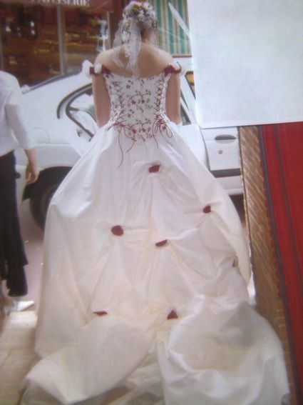 Robe de mariée blanc et bordeaux robe-de-mariee-blanc-et-bordeaux-94_4