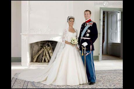Robe de mariée longue traine princesse robe-de-mariee-longue-traine-princesse-99_8
