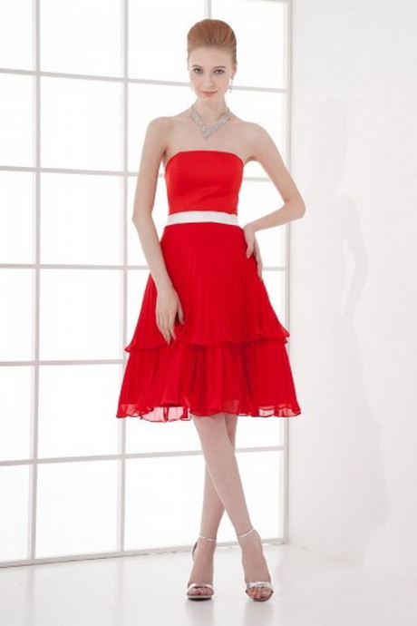 A une robe rouge et blanc