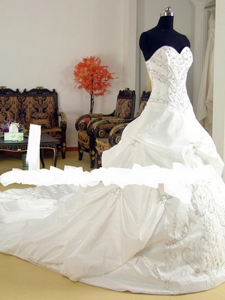 Robe de mariee avec longue traine
