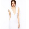 Mettre une robe blanche à un mariage